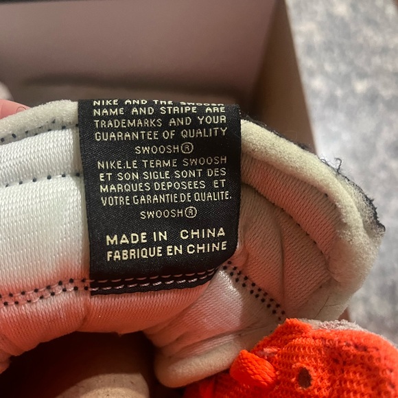 Jordan 1 Retro High; Neutral Grey Hyper Crimson - Picture 5 of 5